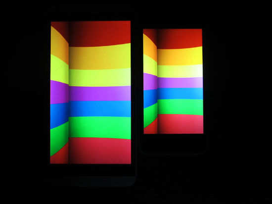 Desire 816(左)与iPhone 5(右)与屏幕对比