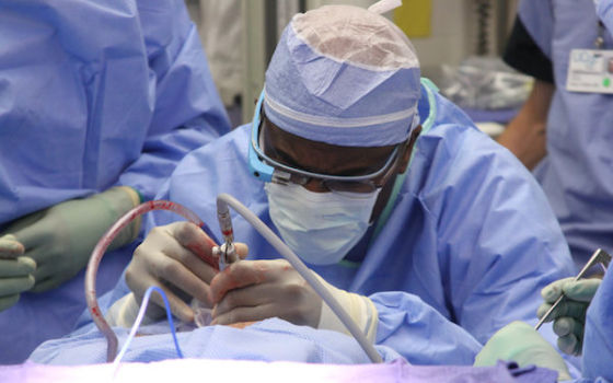 醫生用谷歌眼鏡來協助外科手術