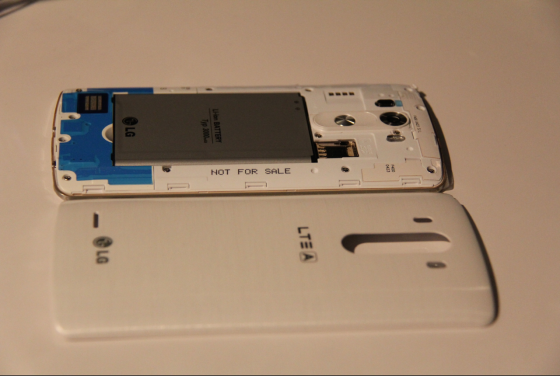 可拆卸外壳，电池是3000毫安时，支持MicroSD卡拓展，使用MicroSim卡