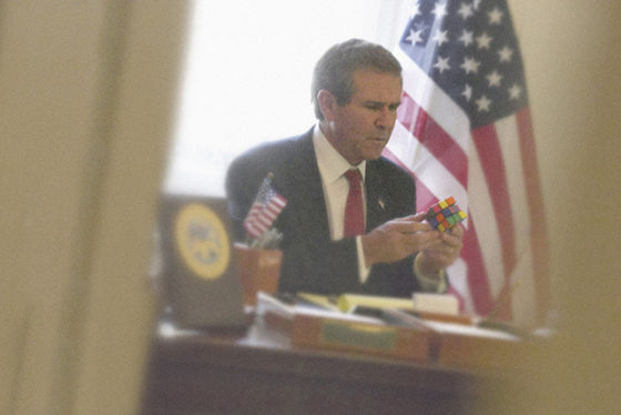 小布什被人偷拍下在办公室玩魔方的瞬间