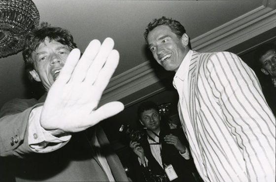 1990年，米克·贾格尔和施瓦辛格在酒店被偷拍，贾格尔试图用手挡住镜头