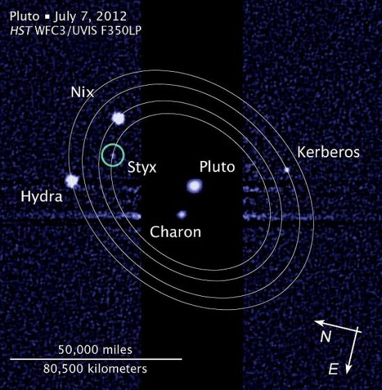 是2012年由哈勃空间望远镜拍摄的冥王星系统图像,可以看到冥王星和它目前已知的5颗卫星。其中冥卫五(Styx)是最新发现的一颗。新视野号此行的主要目标是冥王星和它最大的卫星卡戎,届时飞船对冥王星地表的成像分辨率将达到每像素40公里。 是2012年由哈勃空间望远镜拍摄的冥王星系统图像,可以看到冥王星和它目前已知的5颗卫星。其中冥卫五(Styx)是最新发现的一颗。新视野号此行的主要目标是冥王星和它最大的卫星卡戎,届时飞船对冥王星地表的成像分辨率将达到每像素40公里。