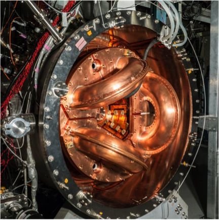 华盛顿大学的流体聚变实验装置HIT-SI3。其大小大致相当于传统反应堆模型的1/10 