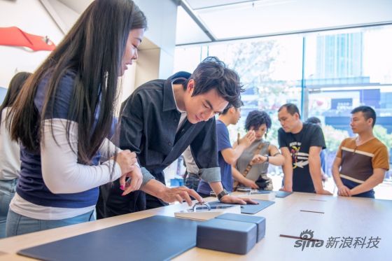 演员林更新到三里屯苹果店购买Apple Watch 演员林更新到三里屯苹果店购买Apple Watch