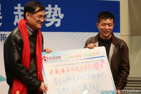 清华经管钱院长在“微白板”给曹国伟演讲评语“不仅给力,而且有冲击力!”(图片来自新浪微博)