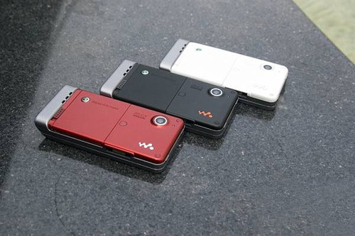 纯白色吸引索尼爱立信W910白色版现身(2)