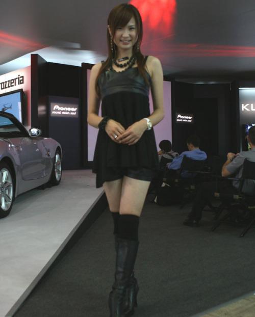 就是看美女 谁家野战美女胸击悍匪?