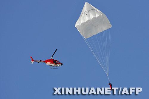 男子用达芬奇金字塔型降落伞从600米高跳下