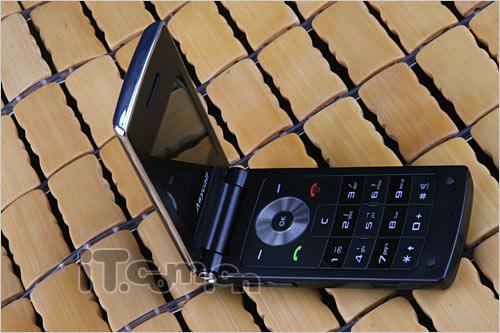 经典造型1500元内靓丽折叠手机搜罗(3)