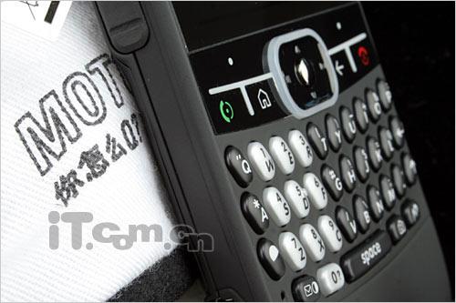 代言人兔斯基摩托全键盘智能Q8破两千