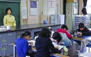 日本推出世界首个机器人教师(图)