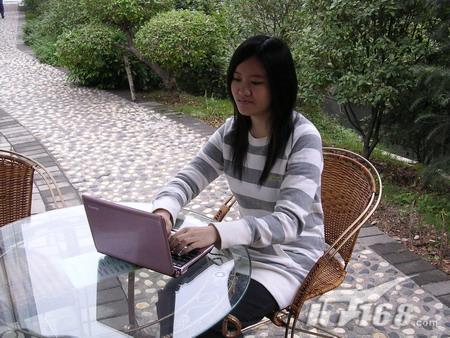 48小时随身享用 五美女轮测哈呢上网本(12)_笔