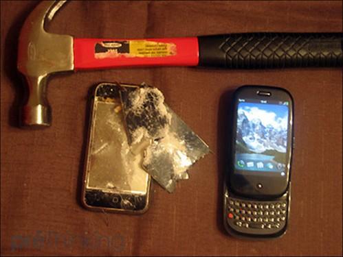国外网友买完Palm Pre砸碎iPhone(图)_手机