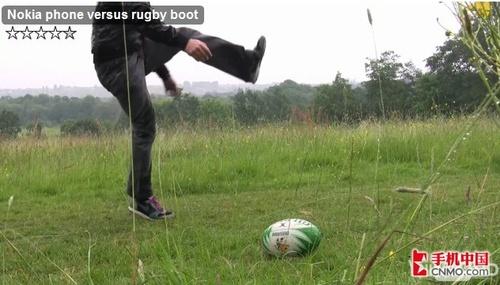 三防手机考验诺基亚3720当高尔夫球打