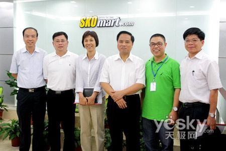 图为:刘市长及黄副市长等领导与Thomas合影