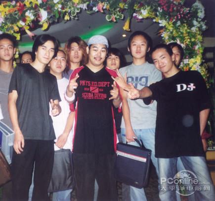 罗百吉与51DJ学校的学员在一起