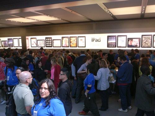 苹果iPad开售 首发日纽约现场实况报道_手机