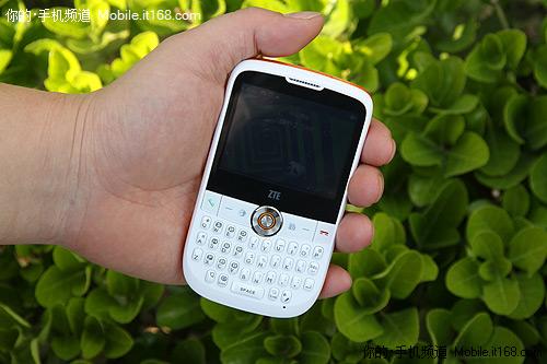 触屏双卡双待中兴轻薄全键盘X990评测