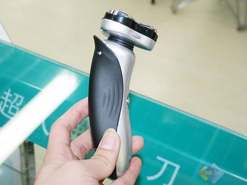 三刀头仅售219元超人剃须刀SA866