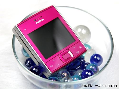 小巧玲珑女人味粉红版诺基亚X5-01图赏