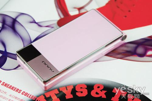 时尚翻盖粉红上阵 朵唯眼影S920手机再热销_