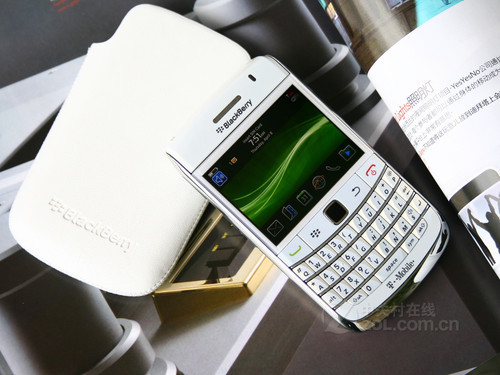 现今流行变色 白色黑莓9700仅2240元_手机