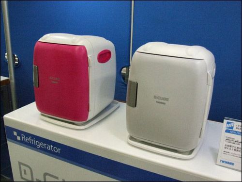 可在车上使用 TWINBIRD发售迷你冰箱产品