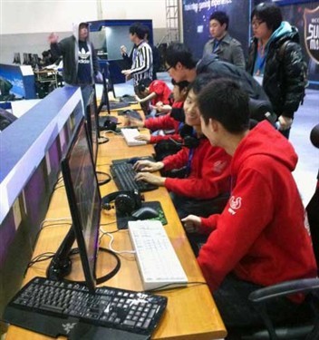 电竞离我们很近 看职业玩家参赛装备_硬件