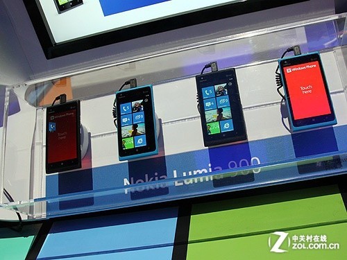 WP7高端旗舰 诺基亚Lumia 900对比图赏