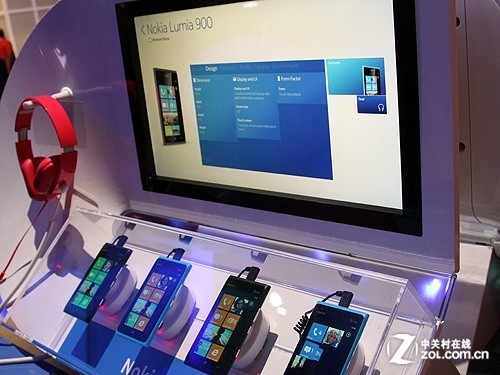 WP7高端旗舰 诺基亚Lumia 900对比图赏