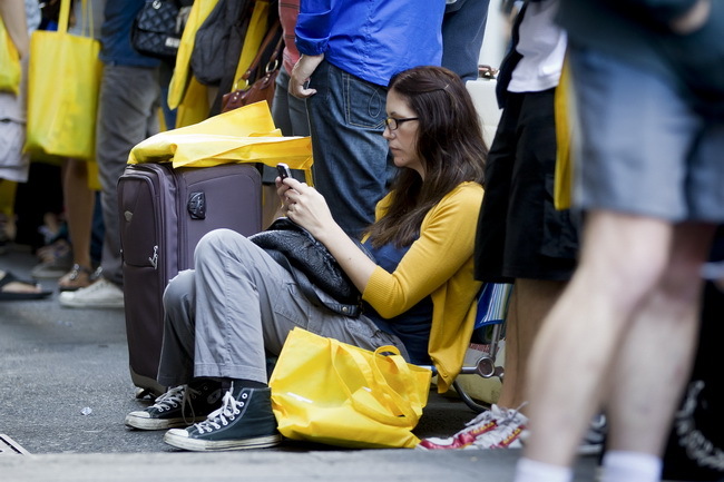 <b>3 month 16 days, the client waits to buy new IPad</b> outside door of Sydney apple inn