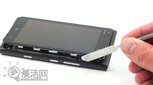 金玉是否其中 细看AT&T版Lumia 900硬件拆解