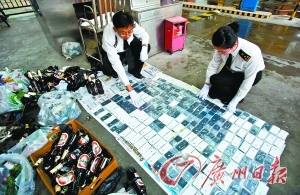 啤酒瓶中暗藏手机:海关查获216部iPhone