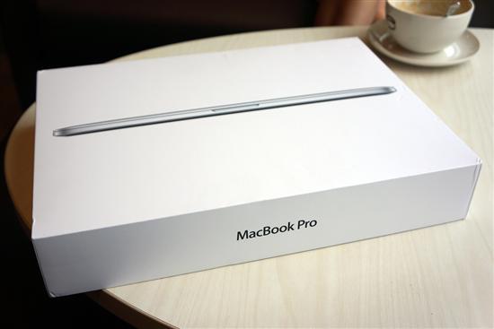 retina macbook pro的包装盒换个角度看明显比旧模具的mbp小了一圈