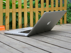 苹果 MacBook Pro 最大开合角度图 