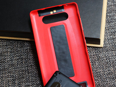 諾基亞Lumia820評測機身背面