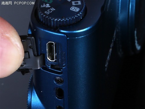 索尼wx300相机侧面设置了数据传输接口