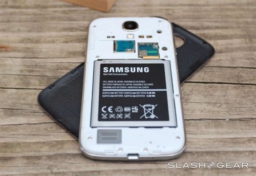配置相同红色版GALAXYS4真机出现