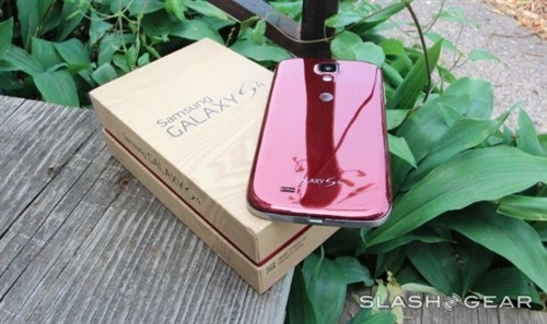 配置相同红色版GALAXYS4真机出现