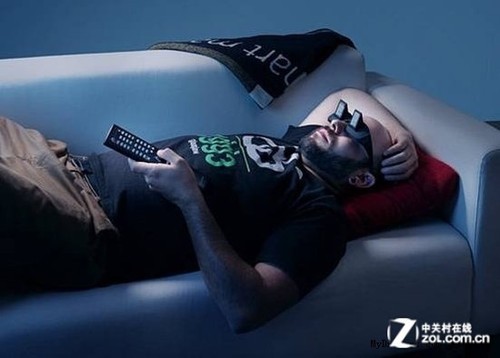 懒惰眼镜实现平躺看电视:仅售人民币100元 |人民币|眼镜|工作原理_家电_新浪科技_新浪网