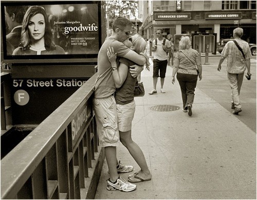 爱的力量 摄影师的街头恋人亲吻纪实