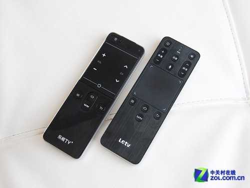 乐视tv x50 air智能电视的新款遥控器(右)与旧款遥控器(左)