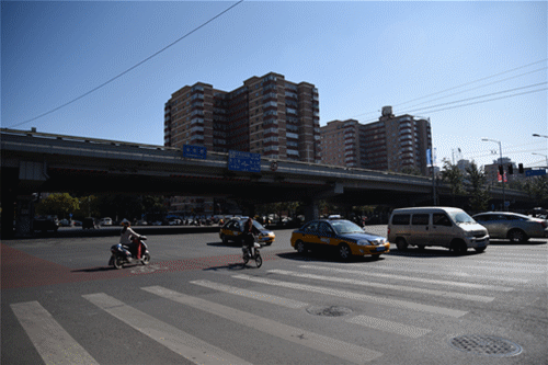 数码相机 ></p></a> 正文      ·强大处理器下的连拍表现及夜景样片    尼康