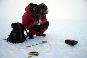 科技时代_南极格罗夫山内陆队员抢陨石庆祝春节