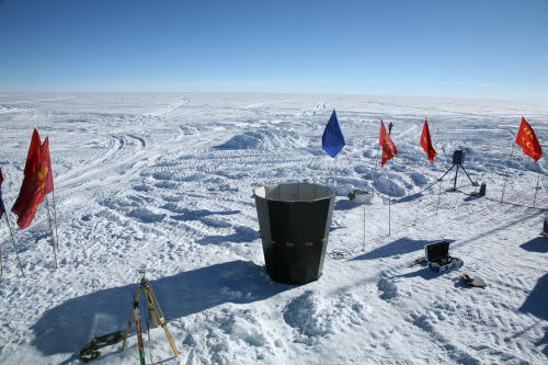 图文:南极科考队员在冰穹a建天文观测站