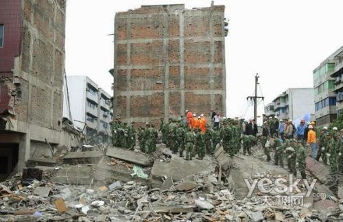 5.12四川汶川大地震---心手相连的人们
