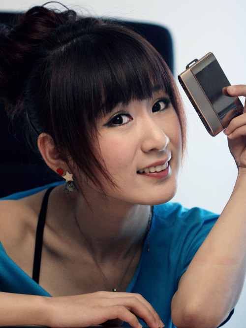 暗夜女王至爱 索尼卡片TX1金色版<em>美女酷图</em>_数