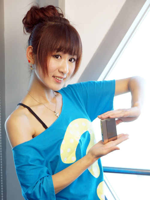 暗夜女王至爱 索尼卡片TX1金色版<em>美女酷图</em>_数