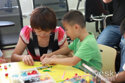 谁是创意宝贝 佳能双闪存DV彩陶DIY活动纪实