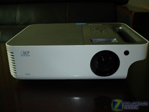 轻松提着走明基SP820高亮投影机上市
